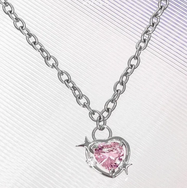 What is a Pendant Necklace: A Detailed Guide to the Ideal Accessory